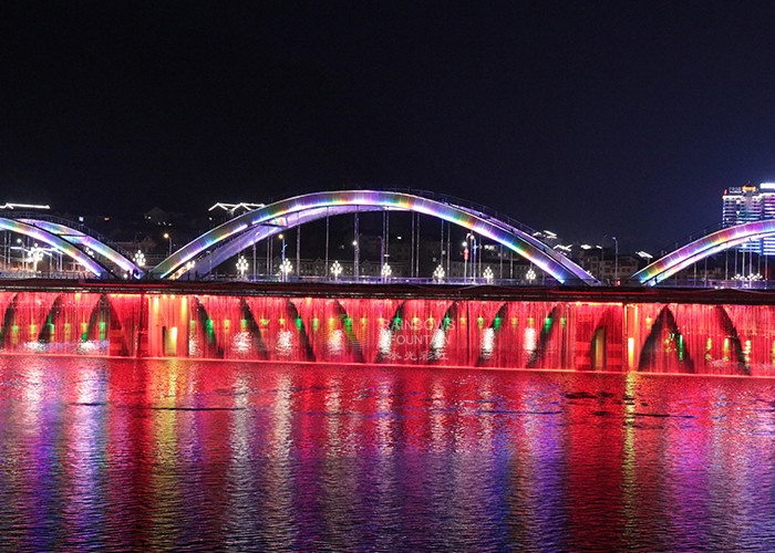 Cyfrowa fontanna wodna ze sztucznym programowalnym mostem