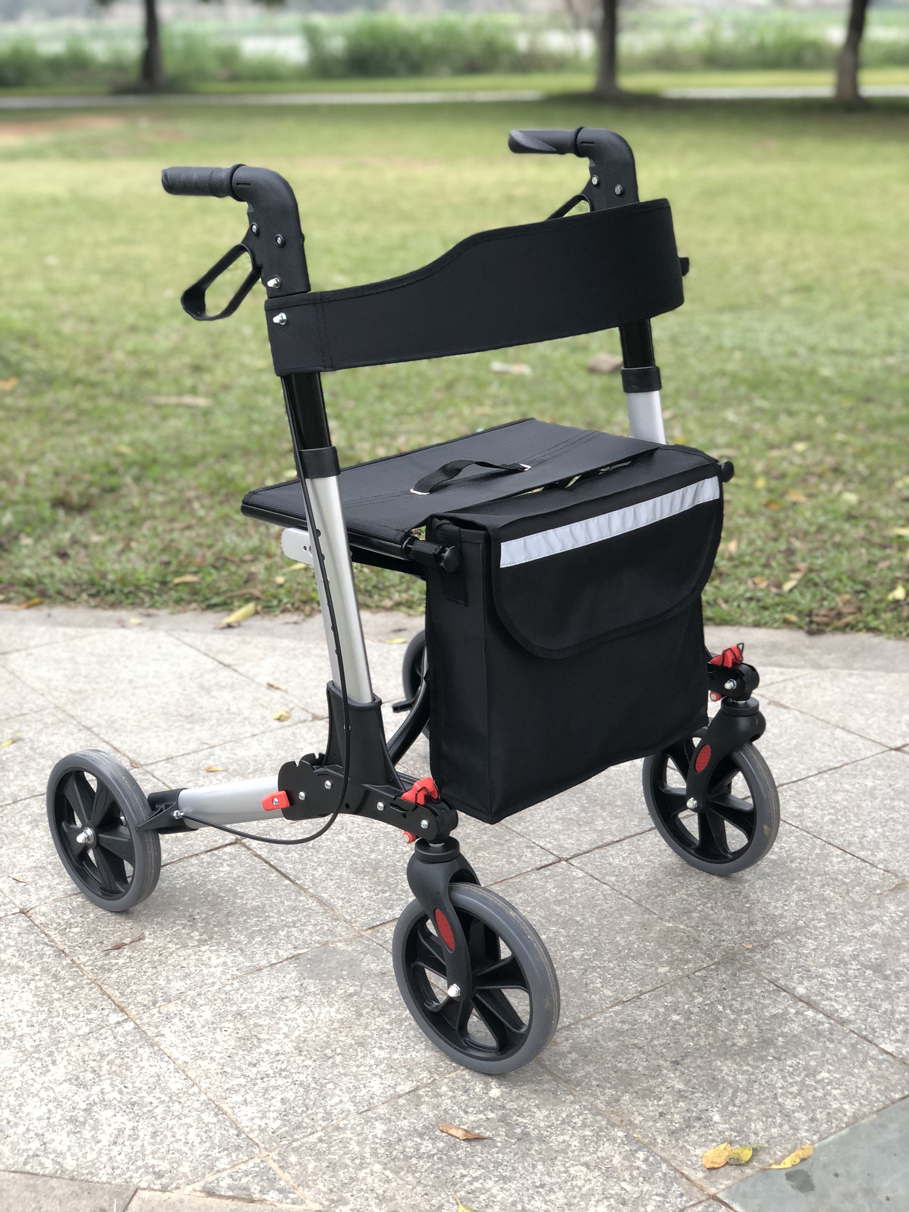 4 wheels rollator