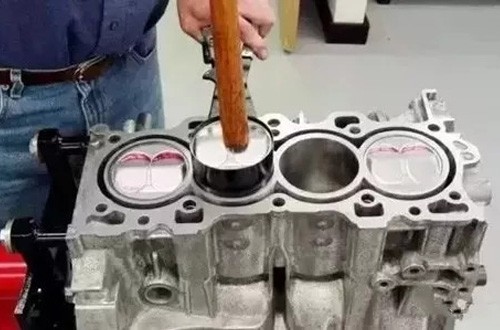 Points pour l'assemblage du piston pendant la révision du moteur
