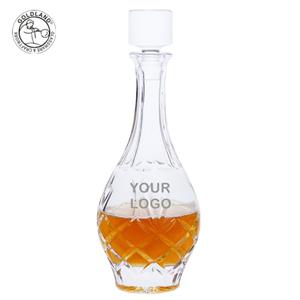 クリスタルガラスの丸型ウイスキー酒瓶