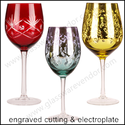 透明なワイングラスの脚付きグラス