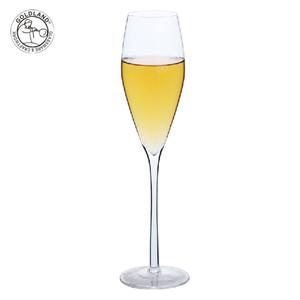 Calice da champagne per tostatura con gambo in cristallo