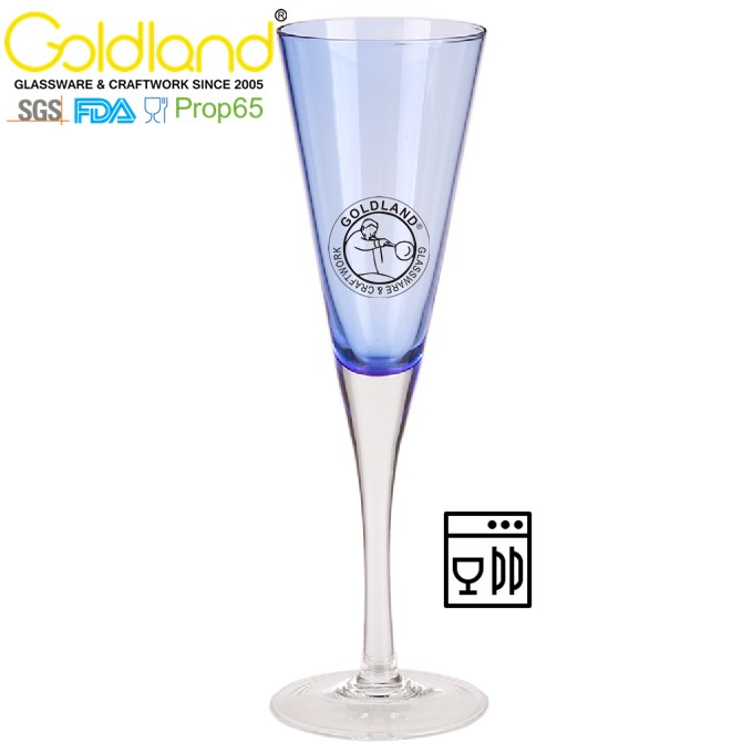 Blauer Flöten-Champagner mit klaren Stielglasbechern