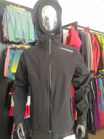 giacca a vento con cuciture nastrate