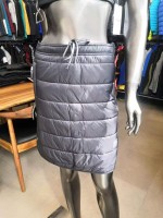 スキースカートの女性 』