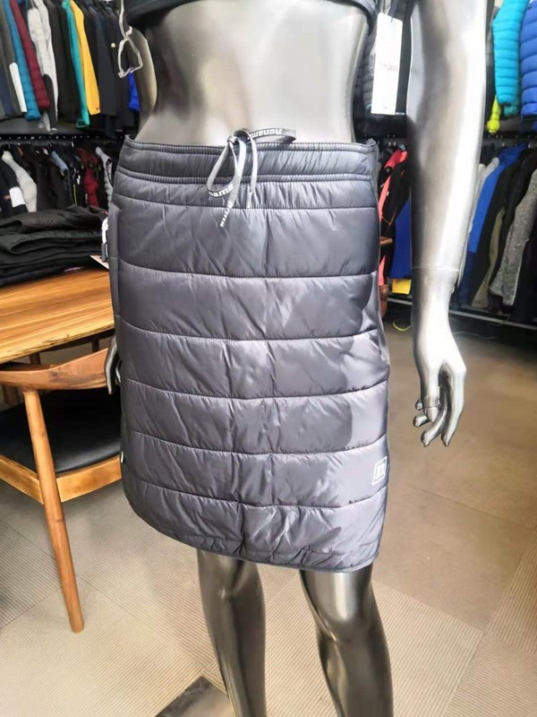 スキースカートの女性 』