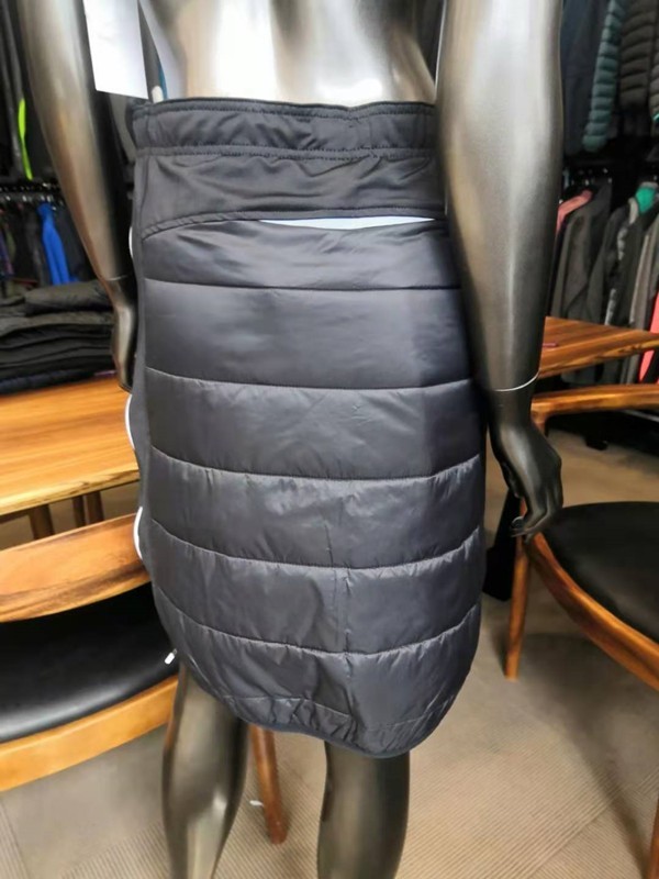 スキースカートの女性 』