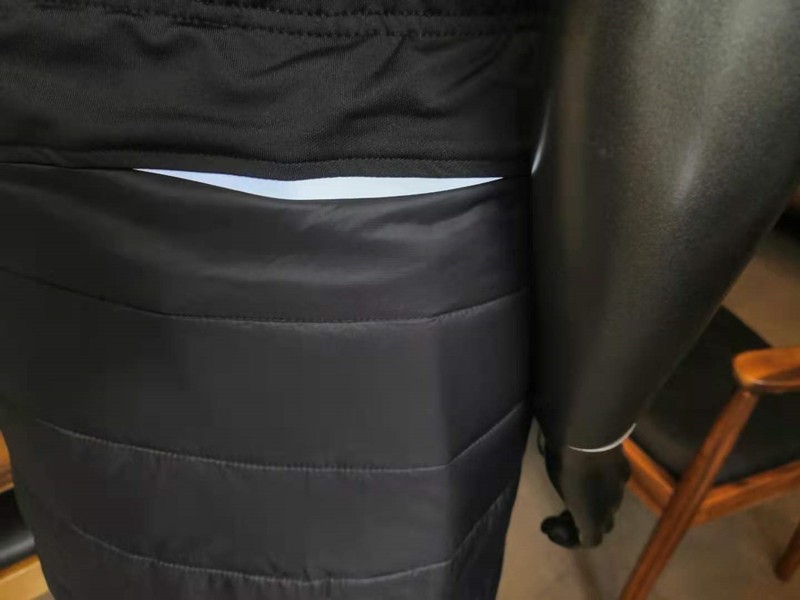 スキースカートの女性 』