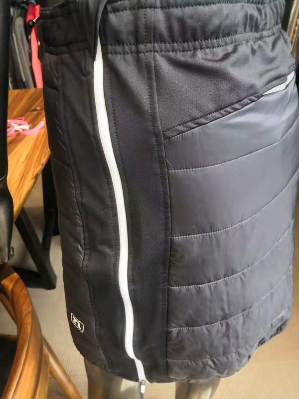 スキースカートの女性 』