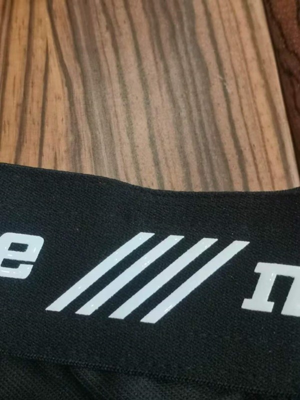 スキースカートの女性 』