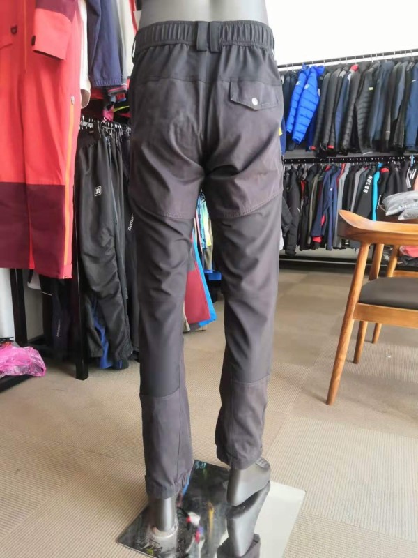 ハイキングパンツ