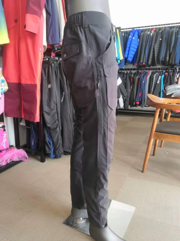 ハイキングパンツ