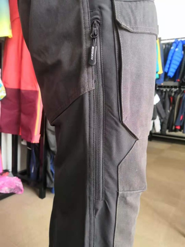 ハイキングパンツ