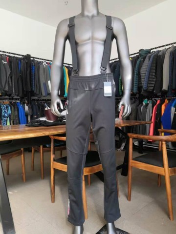 Pantaloni traspiranti impermeabili antivento isolati