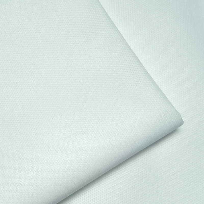 液体や粒子に強い通気性のある衣類 