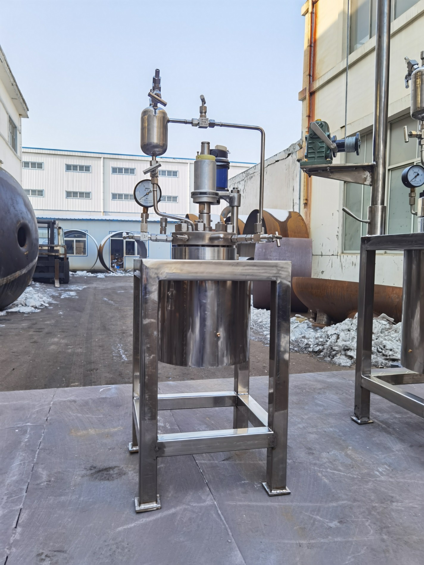 Lab pressure autoclave reactors with constant pressure feeding