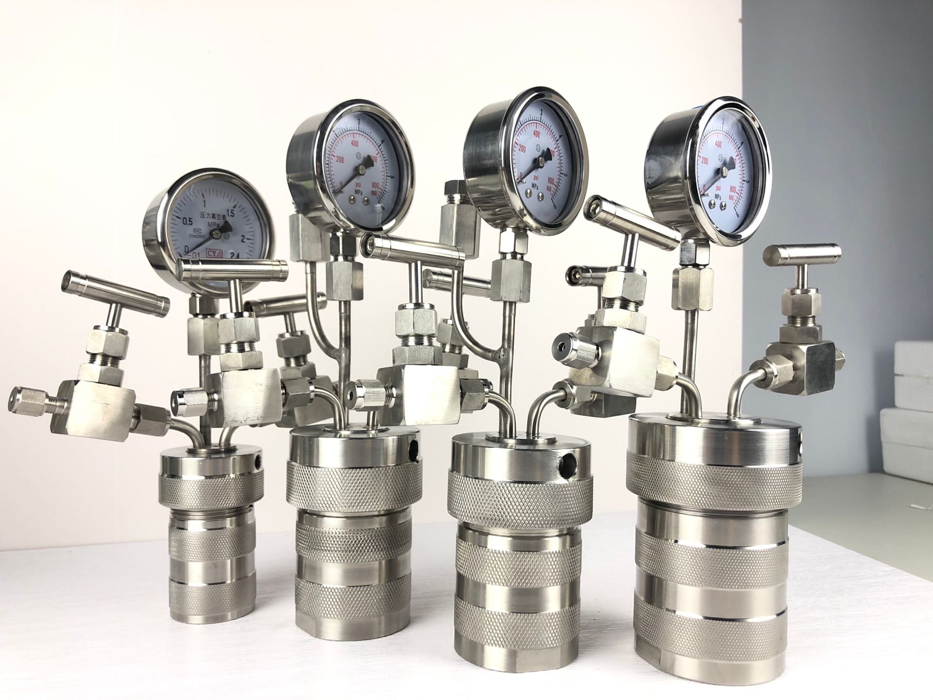 Bench top flange connect laboratory pressure reactor with PTFE liner