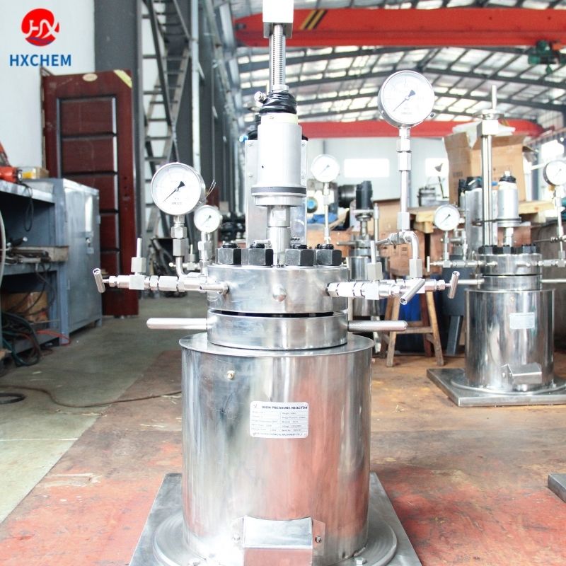 Pristatymas klientui – laboratorinis reaktorius su pakėlimo funkcija