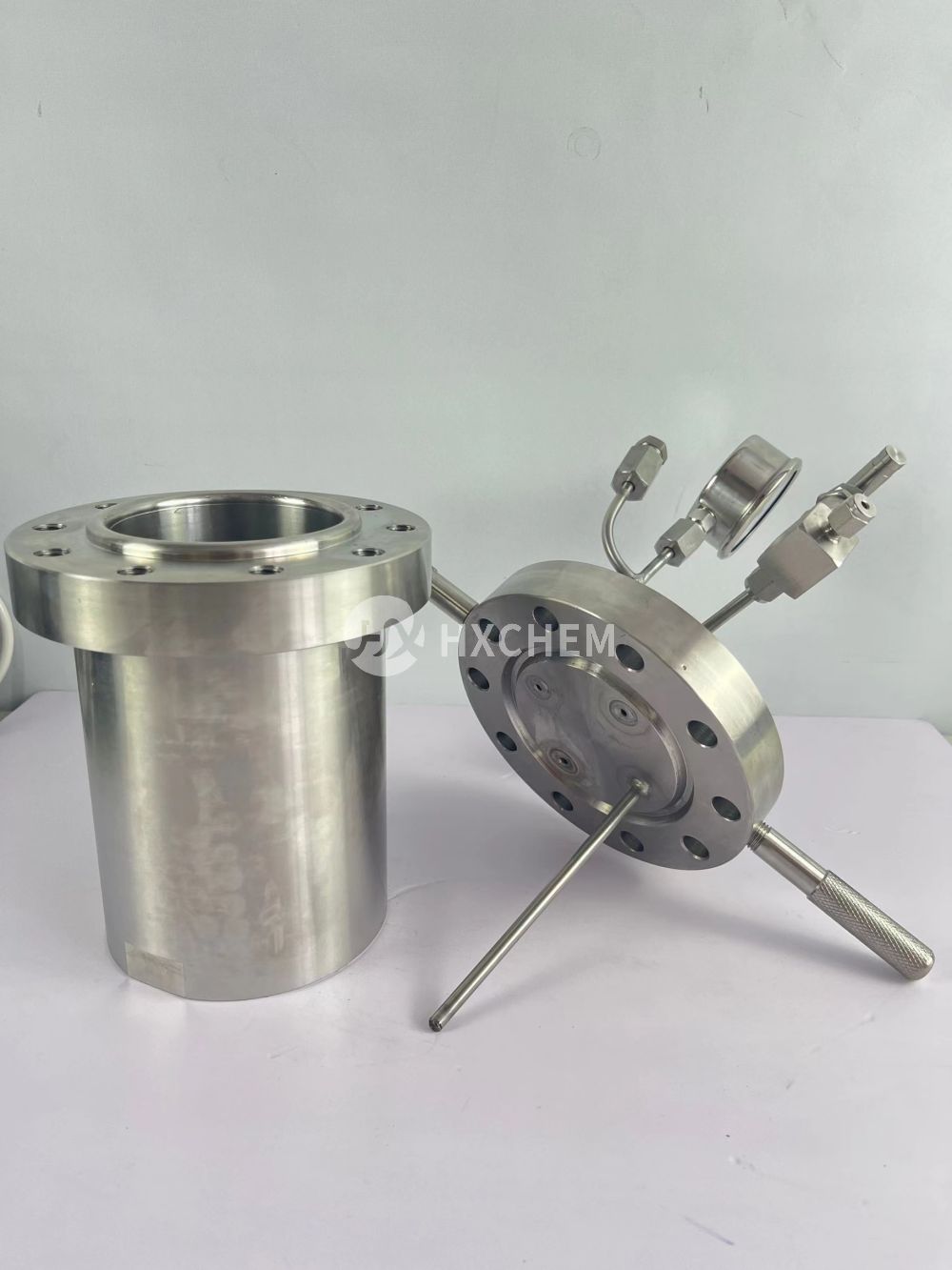 Bench top flange closure laboratory pressure reactor