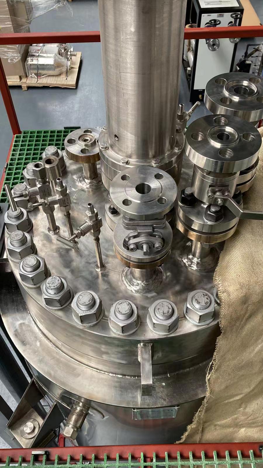 Hydraulic lifting pressure reactors