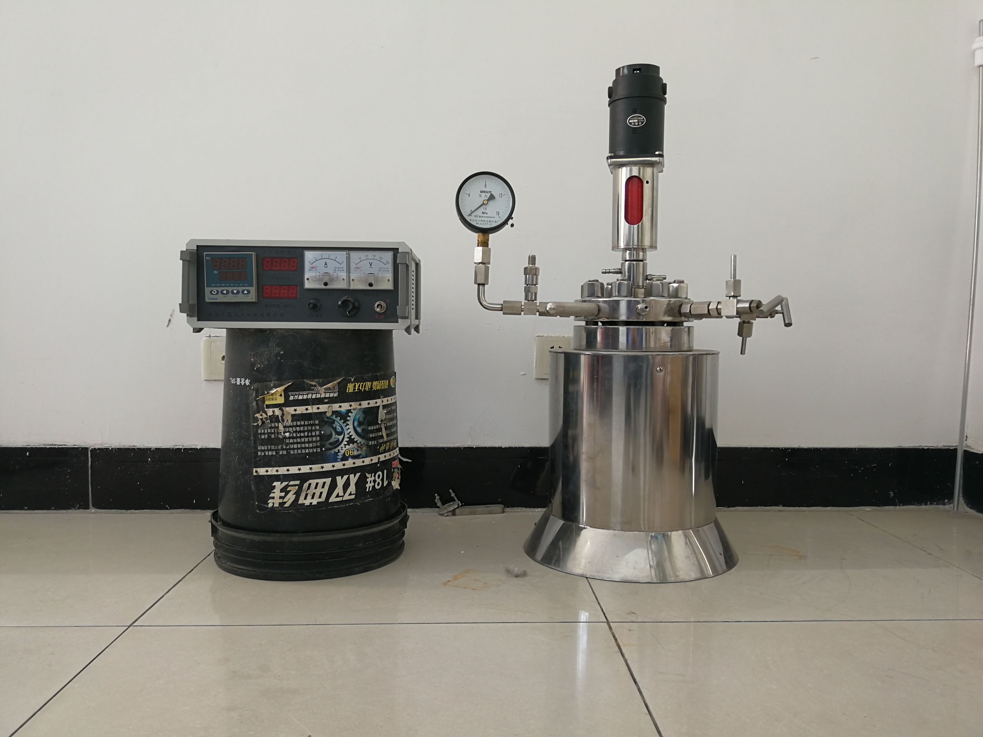 Floor stand pressure reactors