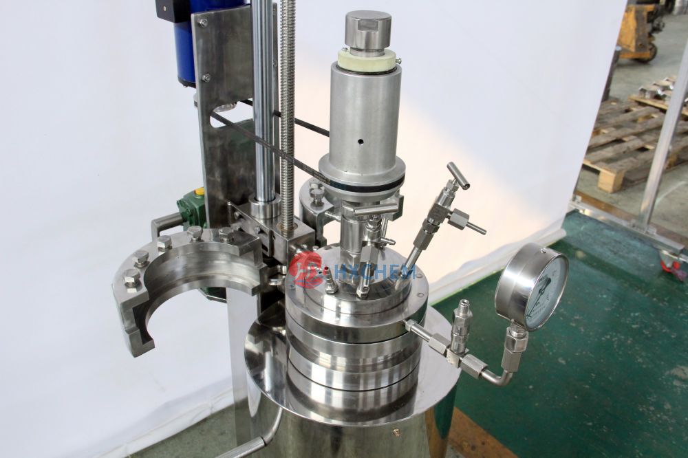 Fast closure lab pressure reactor