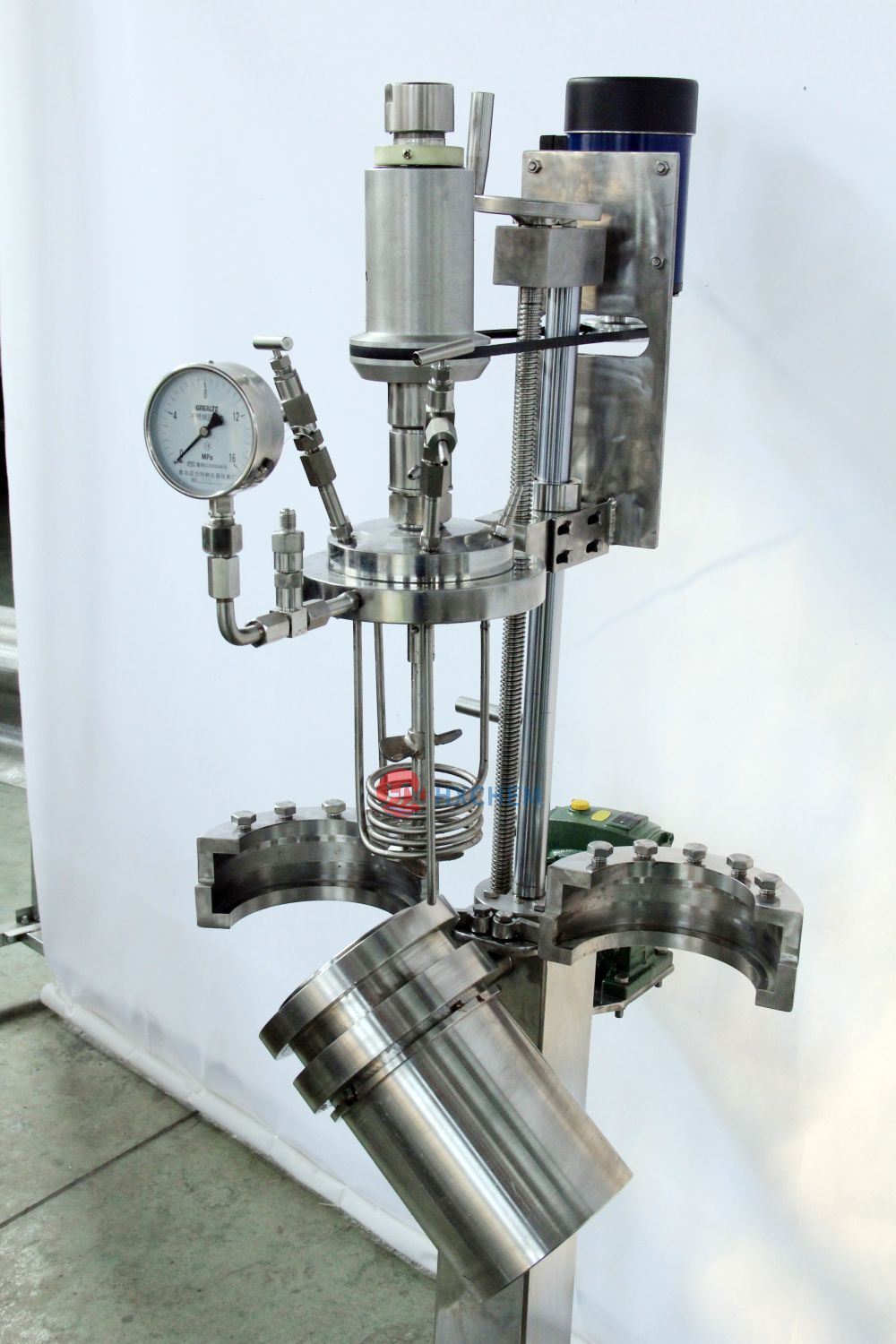 Fast closure lab pressure reactor