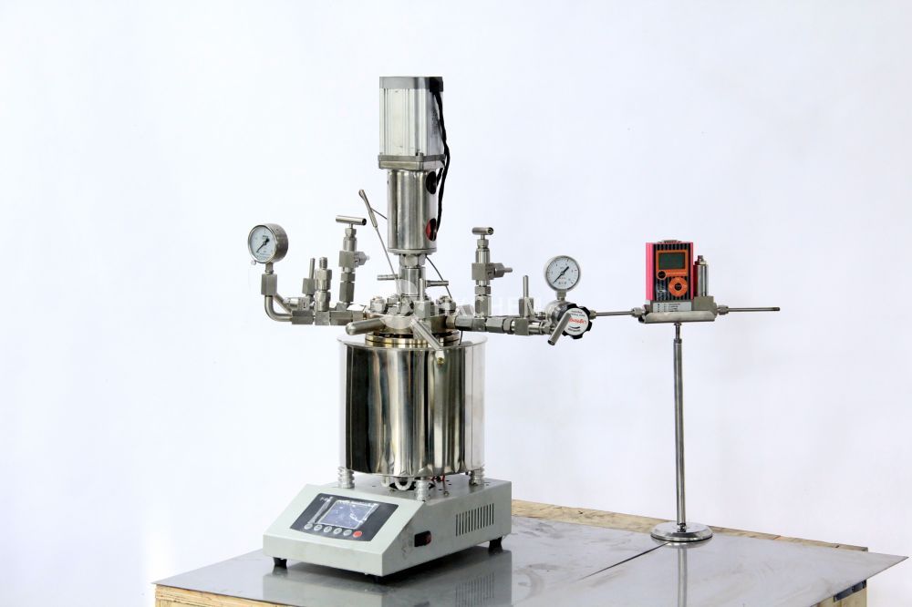 Fast opening lab pressure reactor