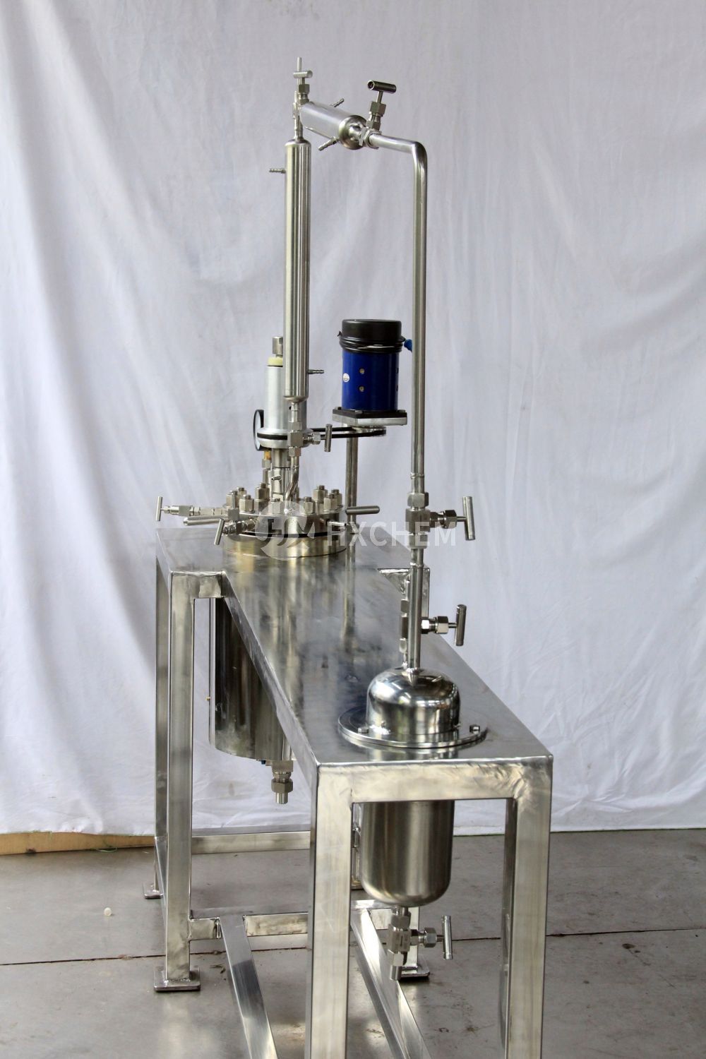 Lab pressure reactor with booster pump