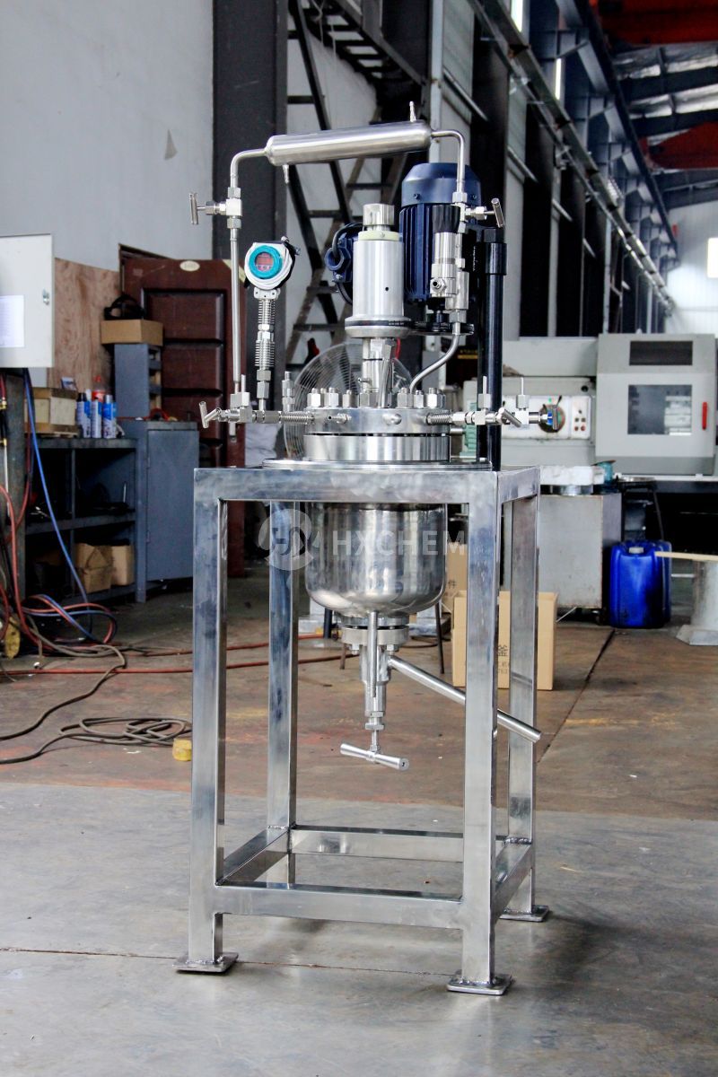 Lab pressure reactor with external condenser