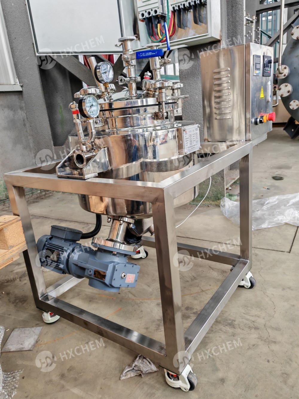 Bottom mixing tank