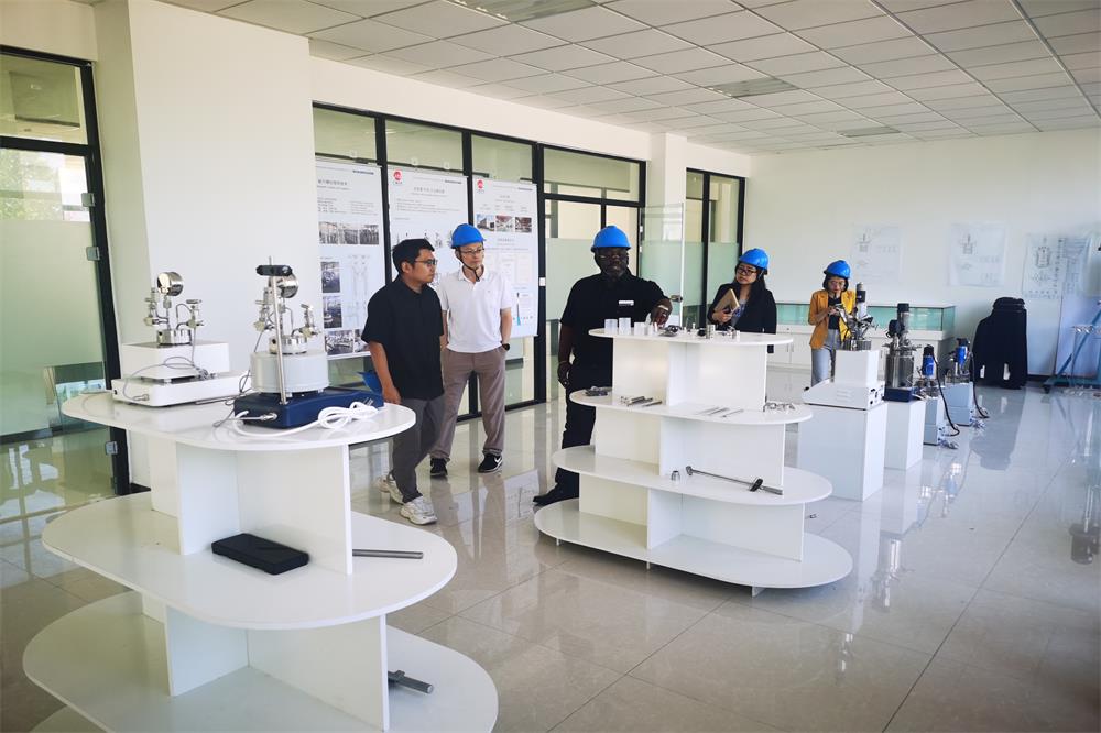 Kanados klientas atlieka išsamų gamyklos vizitą