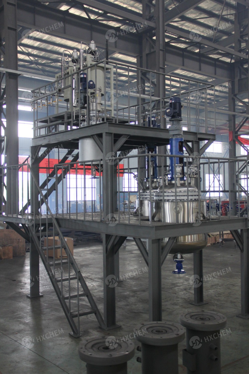 chemical reactor with platform