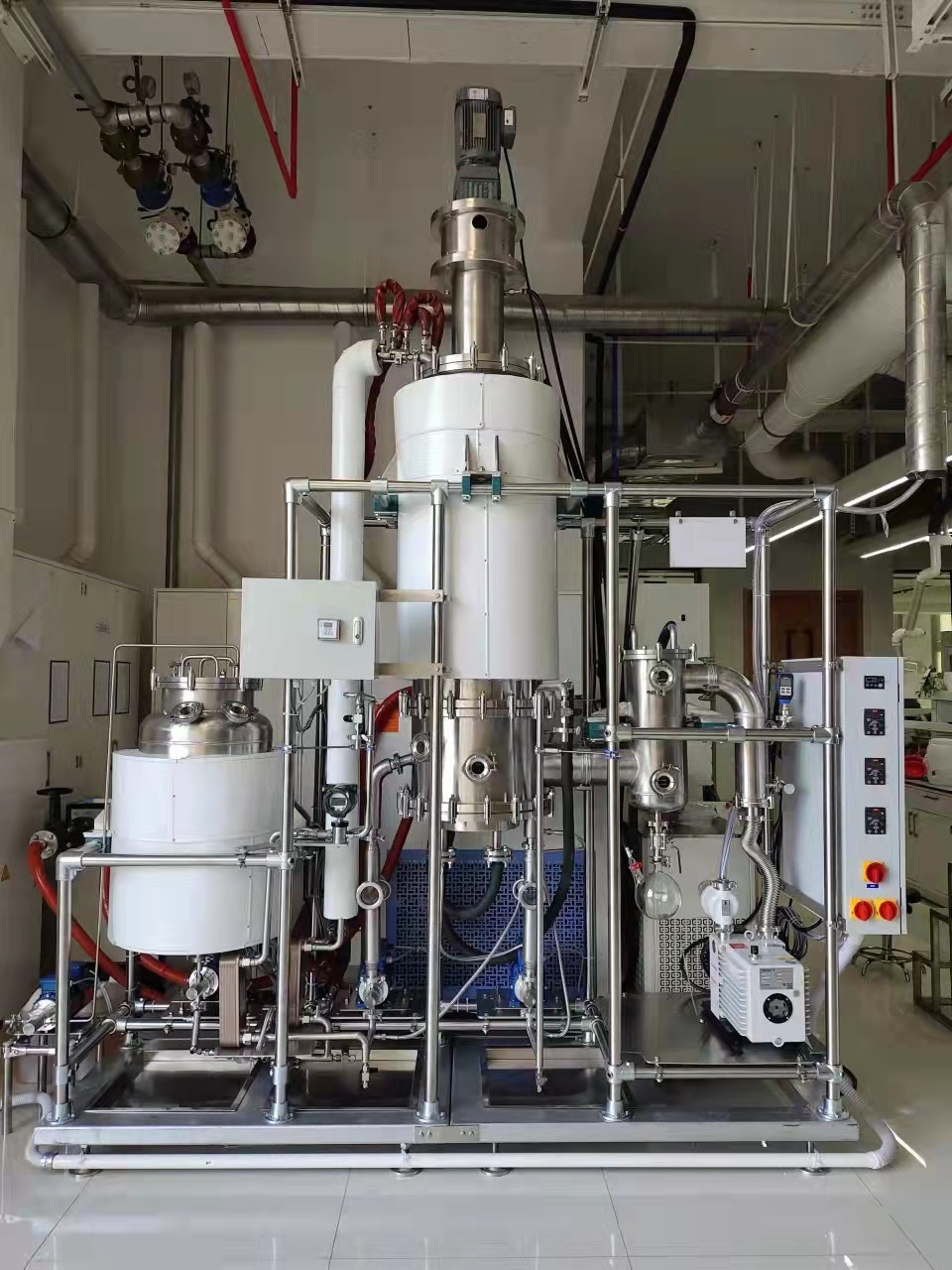 chemical reactor with platform