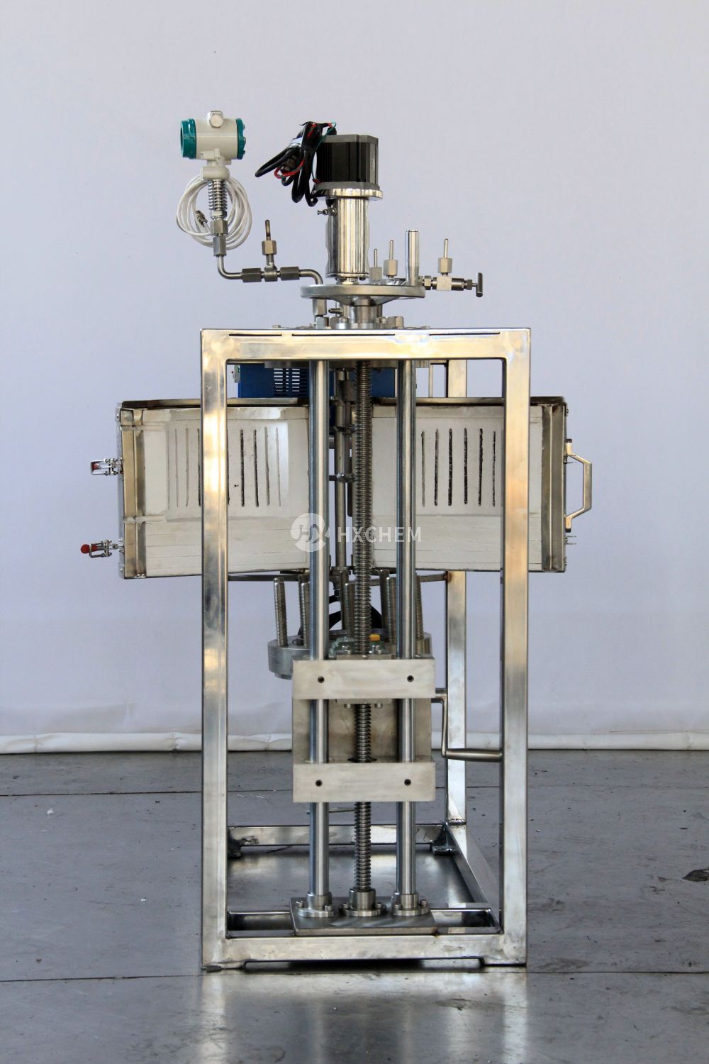 High pressure tantalum reactor