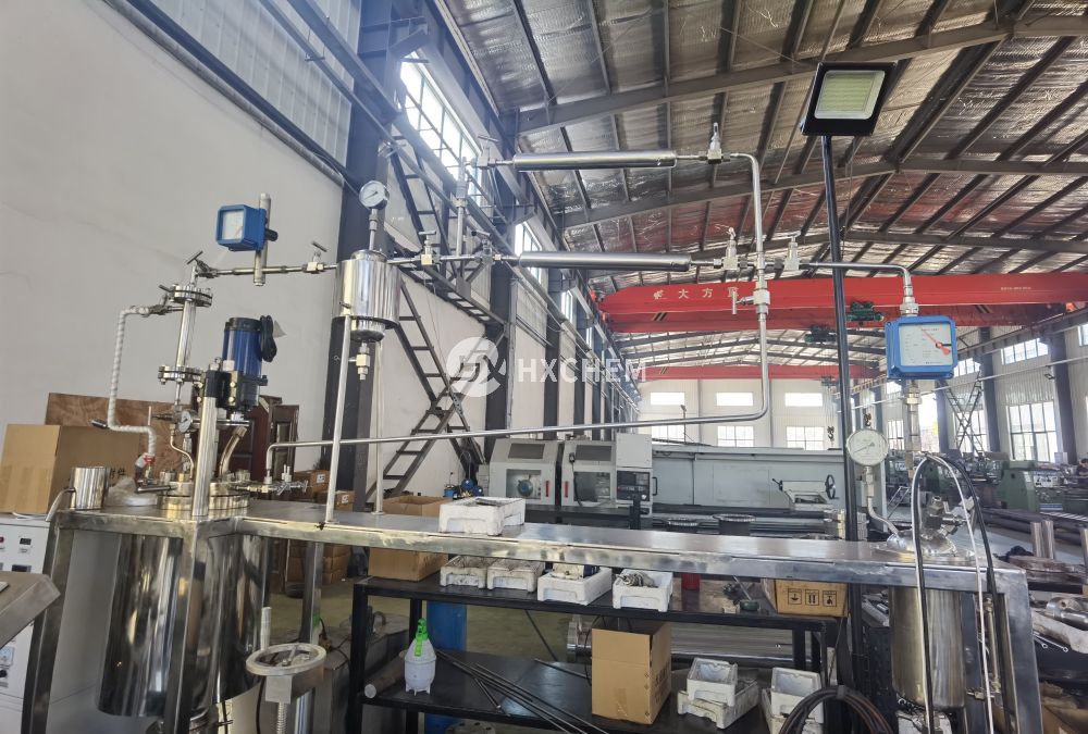 Lab pressure reactor with condenser