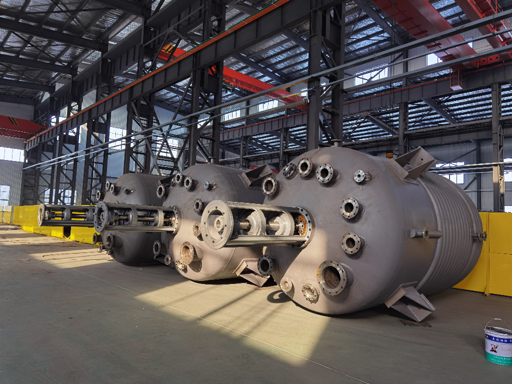 Large size high pressure nuclear reactor