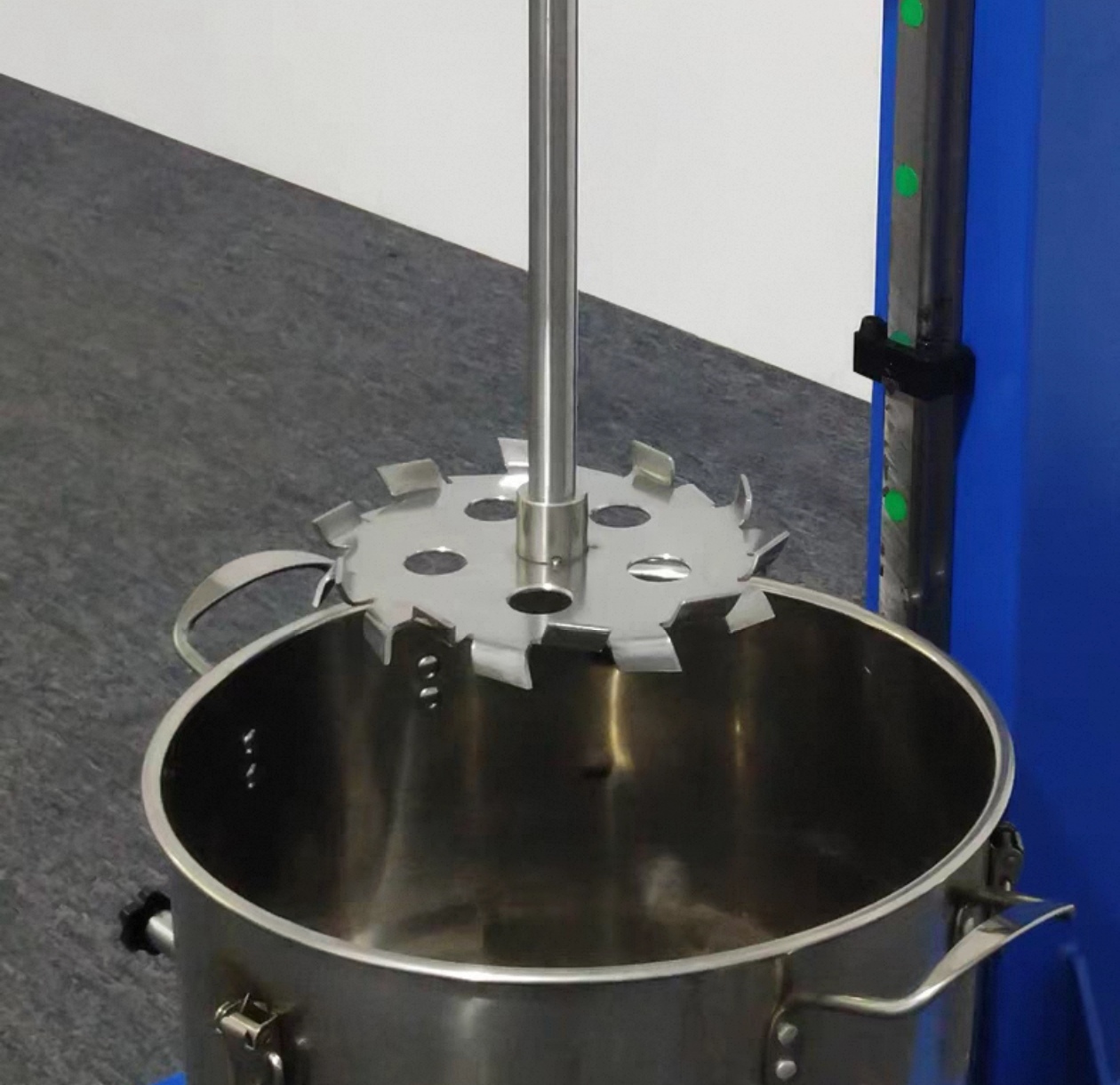 Saw tooth type dispersing disc impeller