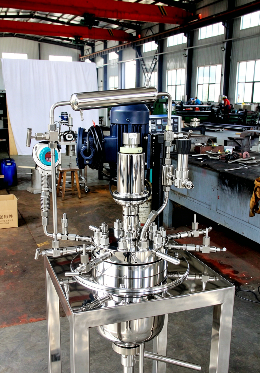 Lab pressure reactor with external condenser