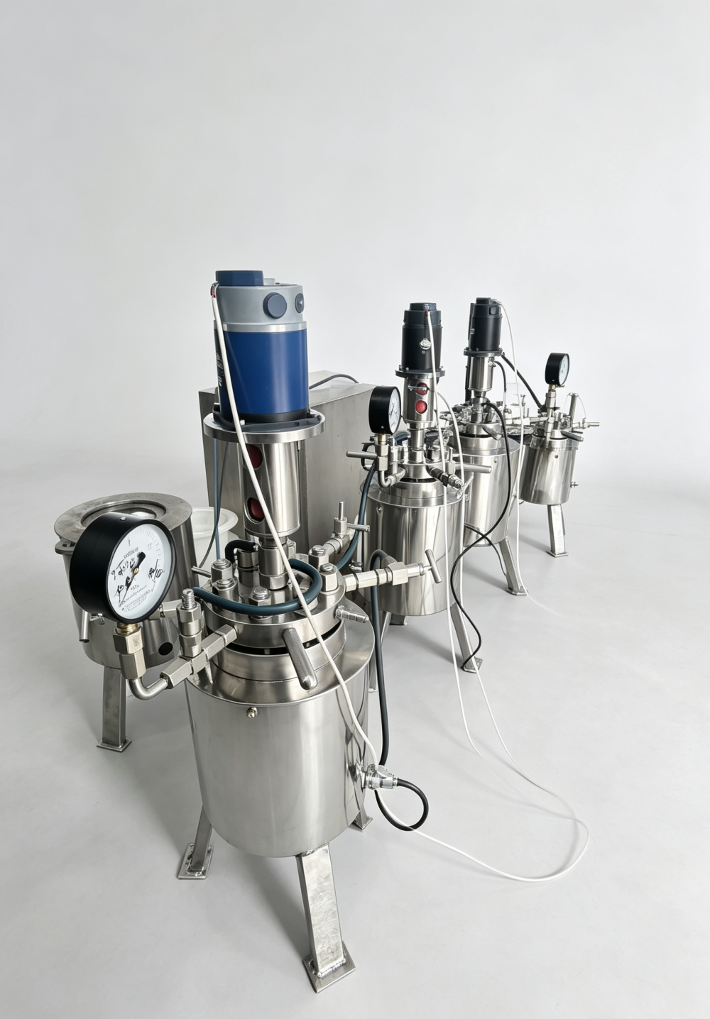 Stirred pressure reactors