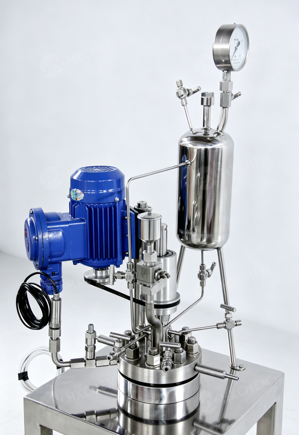 Stirred pressure reactors