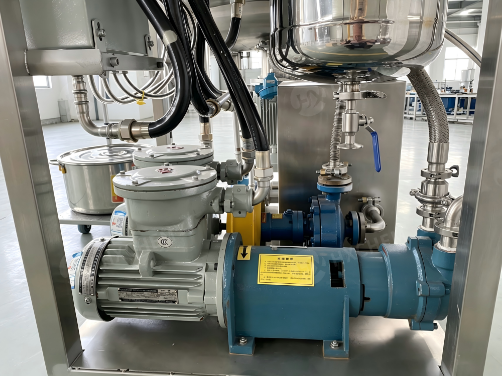 Vacuum distillation reactor