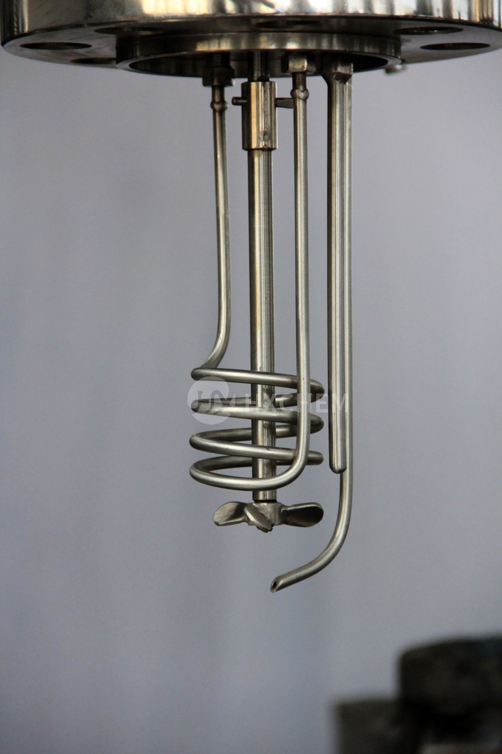 Manual lifting and rotate laboratory pressure reactor