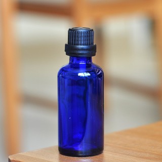 Bottiglia di olio essenziale con contagocce in vetro di colore blu