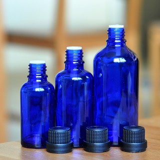 Bottiglia di olio essenziale con contagocce in vetro di colore blu