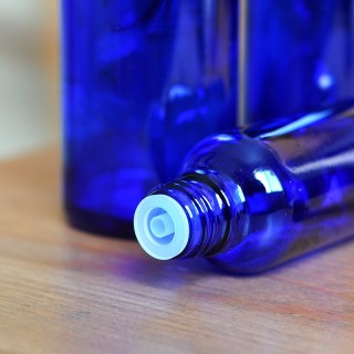 Bottiglia di olio essenziale con contagocce in vetro di colore blu