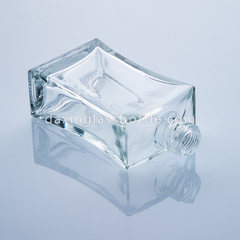 Flacon de parfum de luxe en verre de 50 ml, personnalisé et fabriqué en gros, avec bouchon noir