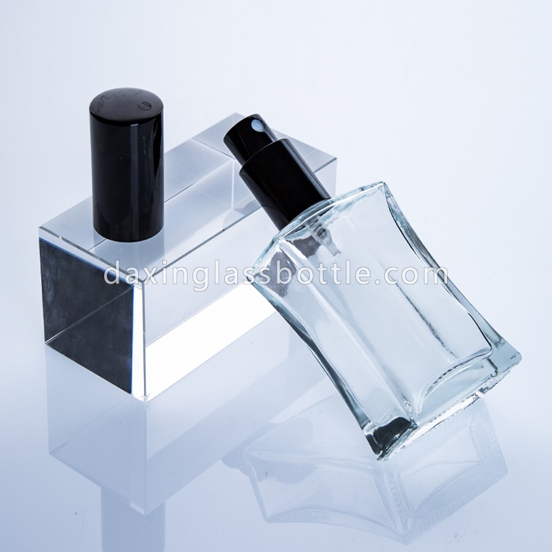 Flacon de parfum de luxe en verre de 50 ml, personnalisé et fabriqué en gros, avec bouchon noir