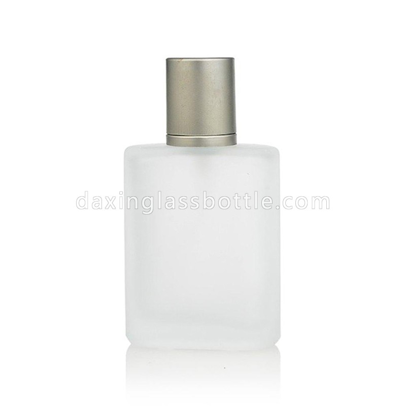 Leerer Parfümzerstäuber aus mattiertem Glas mit 50 ml Inhalt, geeignet für Damen und Herren.