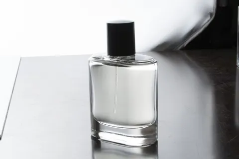 Gelas apa yang digunakan dalam botol parfum?